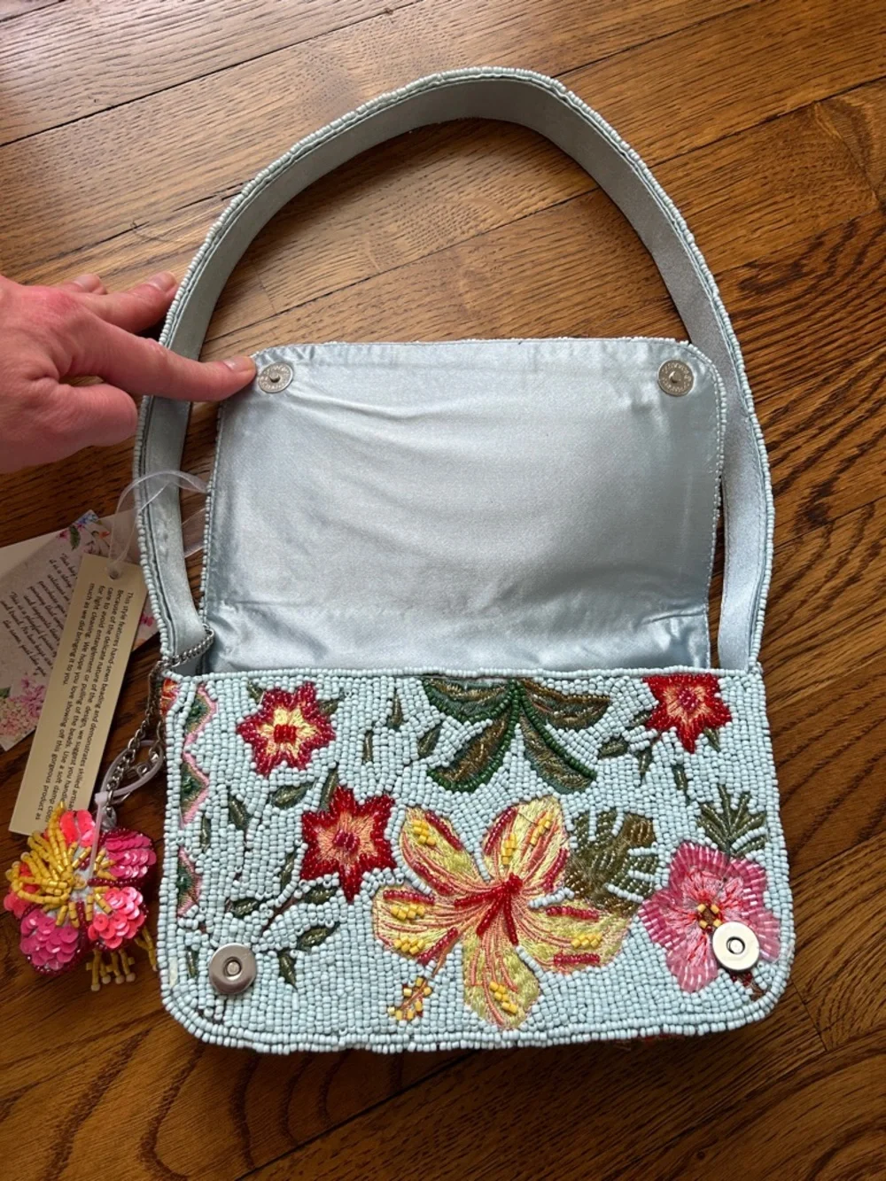 Viral! Beaded hibiscus bag - Picture 7 of 7